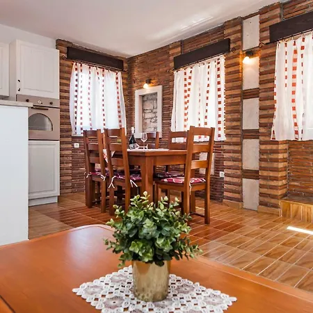 Ancient Stone بيت ضيافة روفينج