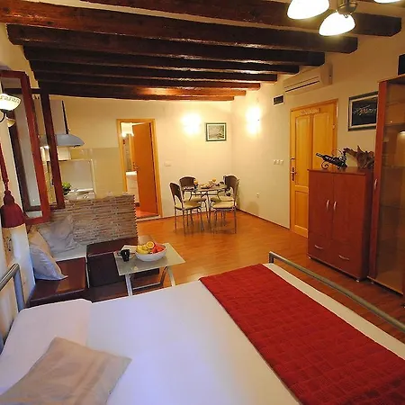 Ancient Stone בית הארחה 4*