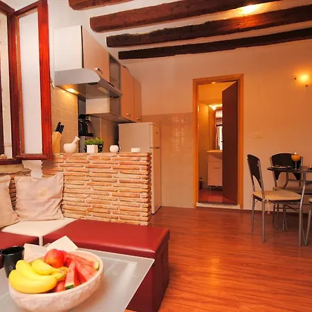 Ancient Stone בית הארחה רוביני