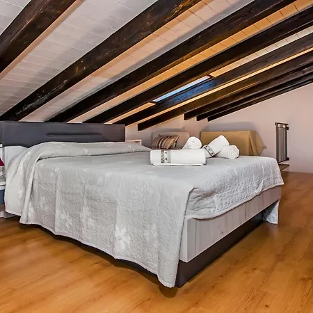 Ancient Stone בית הארחה 4*