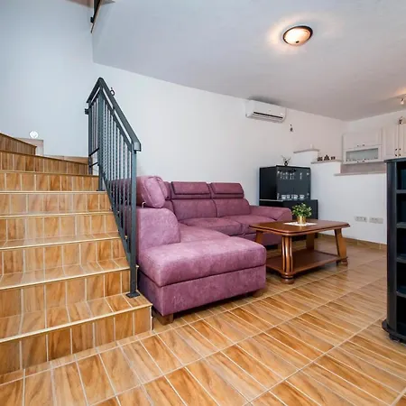 Ancient Stone בית הארחה רוביני