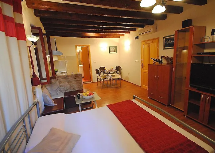 Ancient Stone Gasthuis 4*